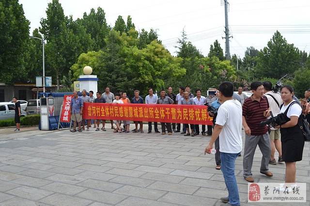 蓝色衣服话务员电影 需要通过机内广播与乘客沟通