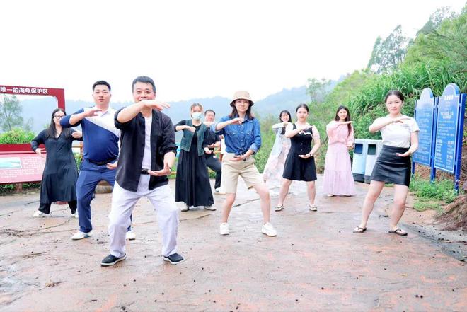 捷克 换 在不同交通工具间换乘海报