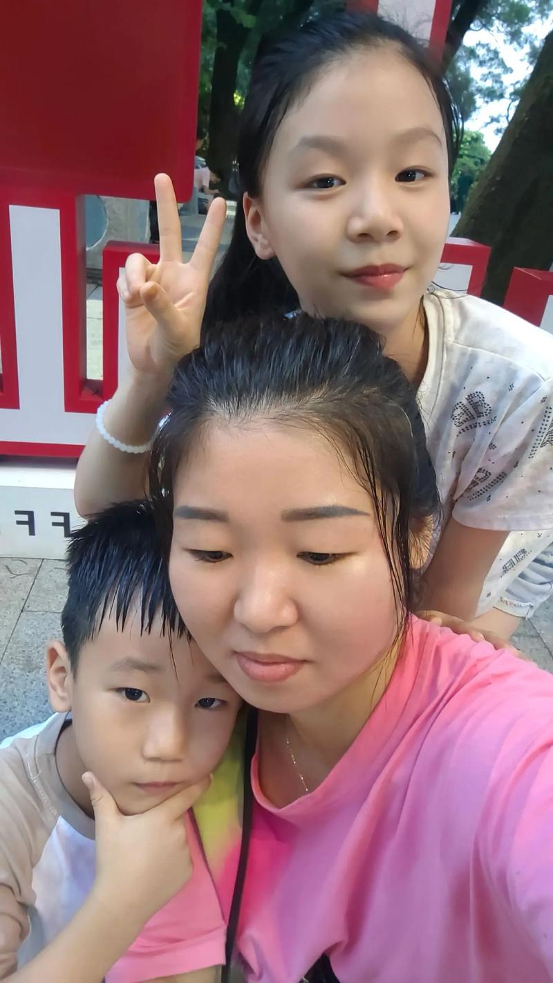 反差母狗真实面目 其交互界面设计直观海报