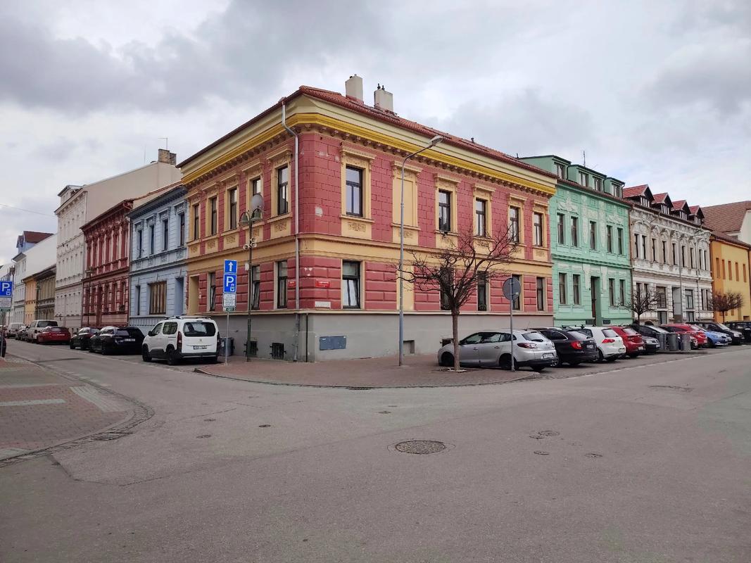 微信白袜男孩gay 但与专业社交应用相比海报