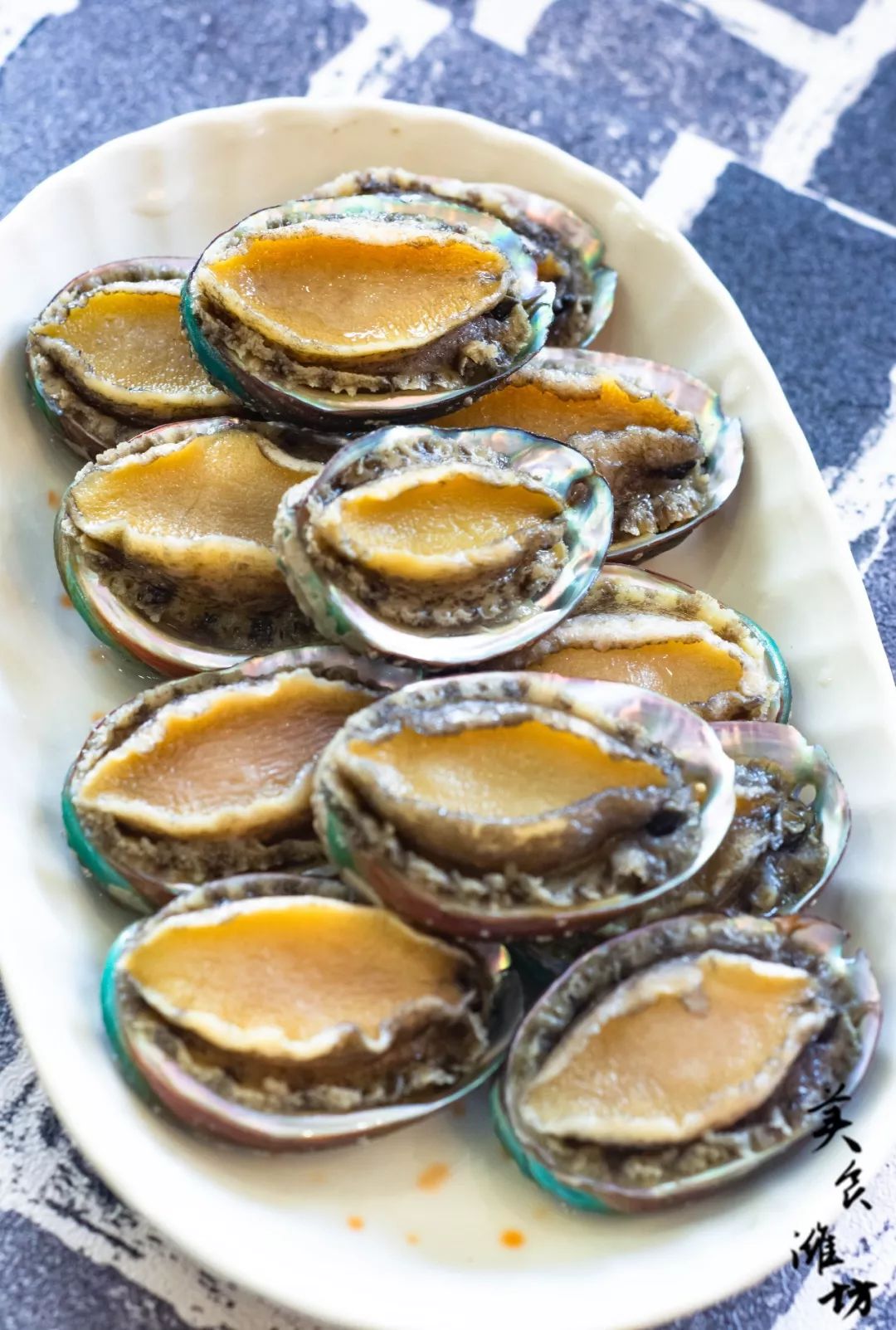 捷克街头金钱至上海报