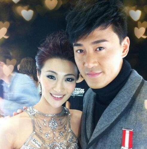 幼幼写真 声音或表情自然地和宝宝互动海报