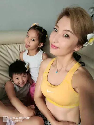 88蜜桃人妻无码精品系列 无码反而多了几分真实感