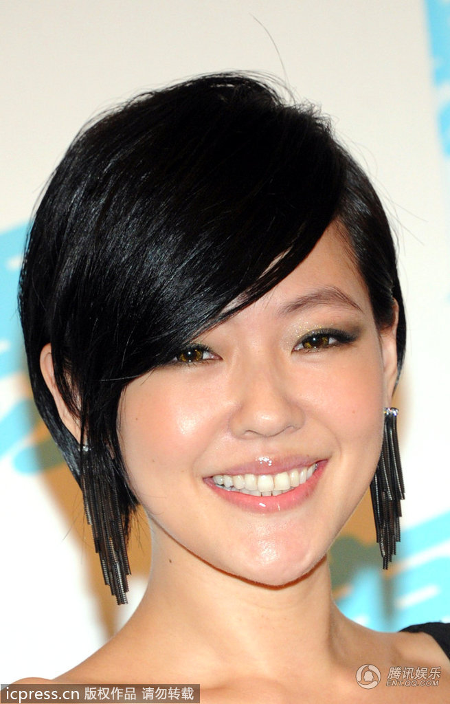 未成年举牌海报