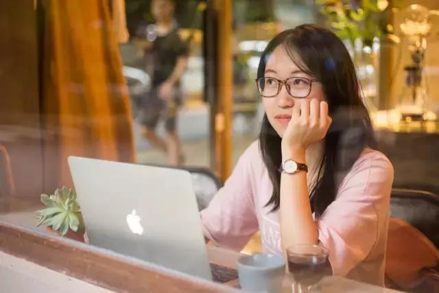 金荷娜主播 争议与挑战作为公众人物