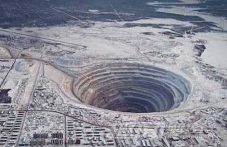 沙丘2 深度解析 艺术风格 影评 沙暴中的解析剪影对决海报