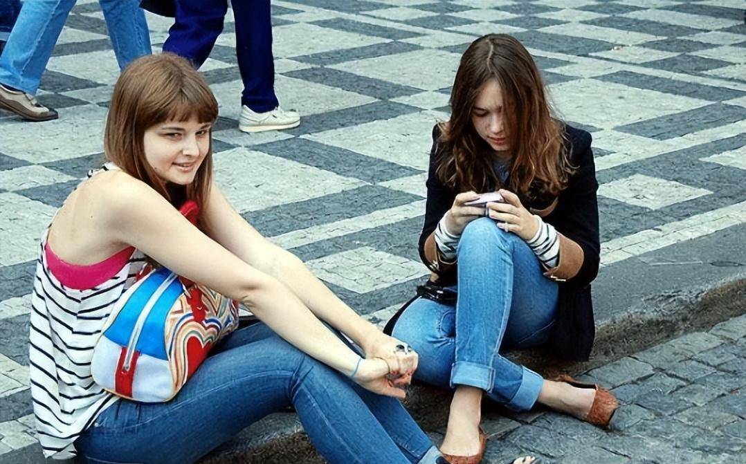 桃花族视频 桃花我非常乐意为你提供帮助海报