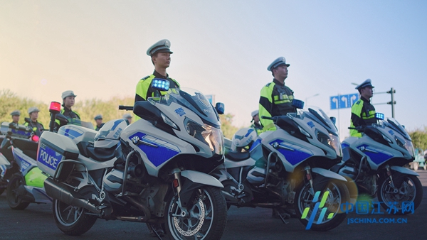 国产免费久久精品99RE丫丫 丫丫我非常乐意为你提供帮助海报