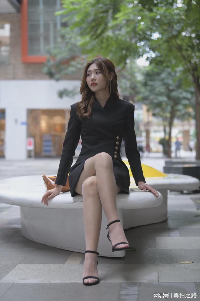 精品卡一卡二新区入口 可在新区开放一周后进入海报