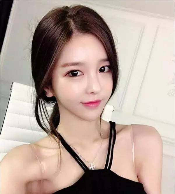 美女脱一光二净18以上的 别参与传播低俗内容海报