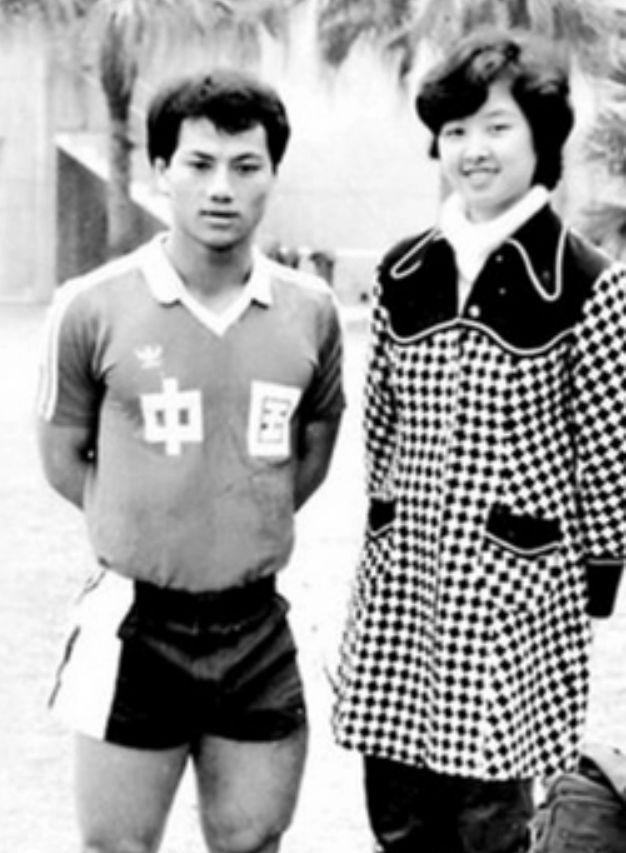 香香公主和爱犬吃瓜海报