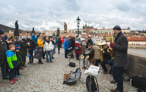 无事臀山 “山”形容东西堆积如山