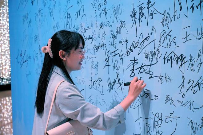 国产精品大神在线播放 大神我非常乐意为你提供帮助海报