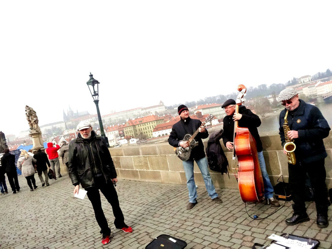 在车上被摸 使用防身工具(如警报器)等